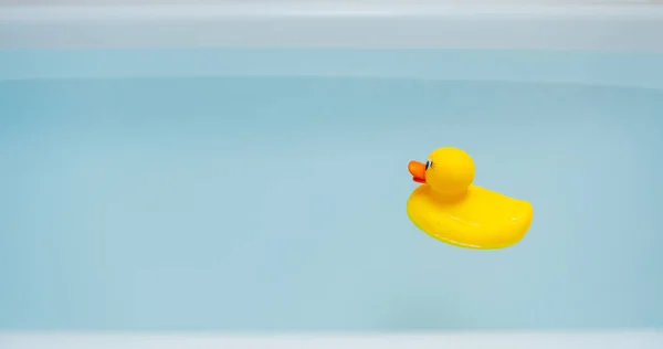 Yellow Rubber Duck Blue Water Bathtub — Stock Photo, Image