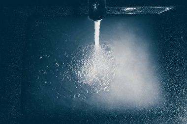 lavabo musluk ve yıkama su ile