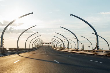 gün batımında modern karayolu