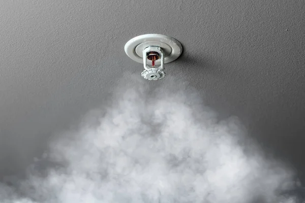 Sistema Aspersão Alarme Incêndio Ação Com Fumaça — Fotografia de Stock