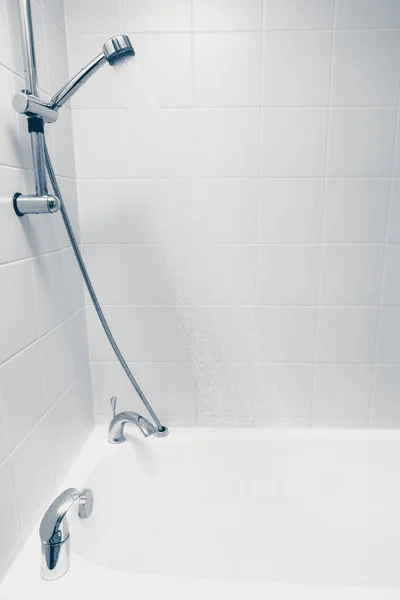 Zuhanyzó Áramló Víz — Stock Fotó