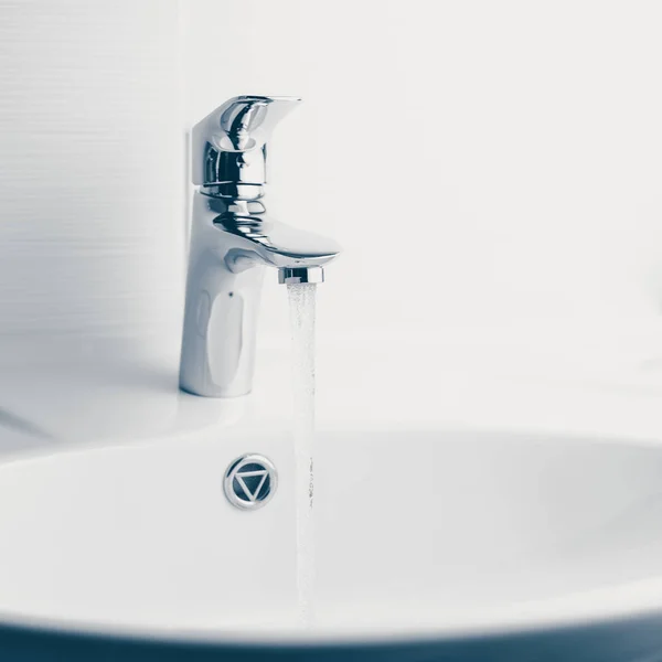 Kran Och Tvätta Handfat Med Rinnande Vatten — Stockfoto