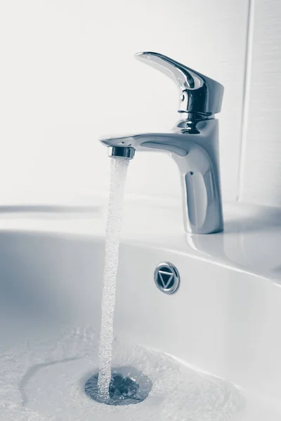 Grifo Lavabo Con Agua Corriente —  Fotos de Stock