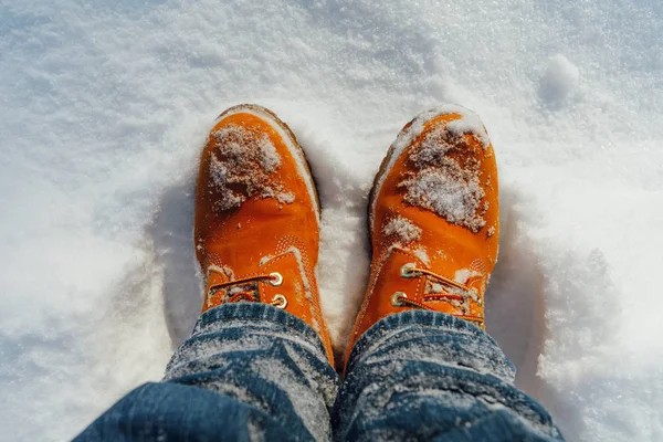 雪の中でオレンジ色の冬靴 — ストック写真