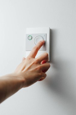 El dönüm topuzu termostat iklim kontrolü üzerinde