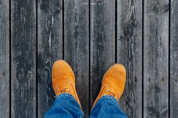 Gele Winter Laarzen Houten Planken Achtergrond — Stockfoto