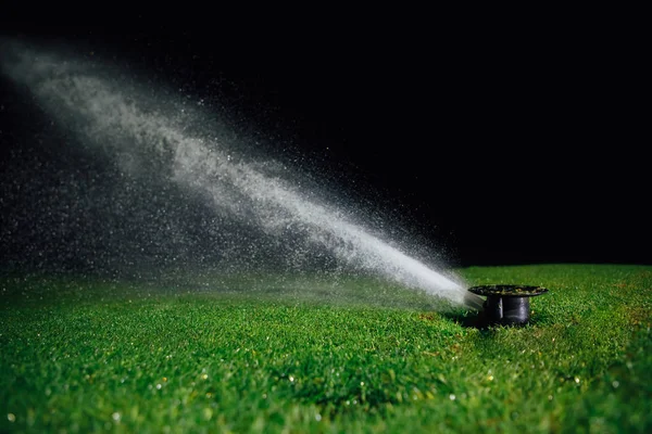 Automatiska Gräsmatta Sprinkler Spraya Vatten Över Golfbana Grönt Gräs Natten — Stockfoto