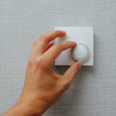 El dönüm topuzu termostat iklim kontrolü üzerinde