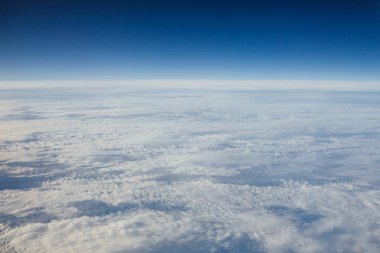 bulutlar, mavi arka plan atmosfer yukarıda yüksek gökyüzü