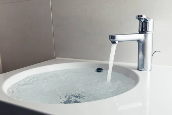 Grifo Con Agua Corriente Lavabo — Foto de Stock