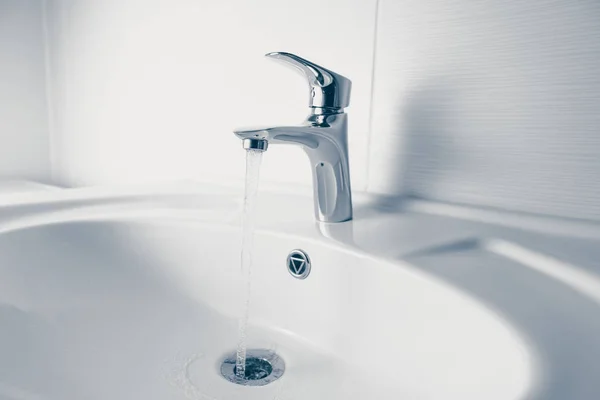 Βρύση Και Πλύνετε Νιπτήρα Τρεχούμενο Νερό — Φωτογραφία Αρχείου