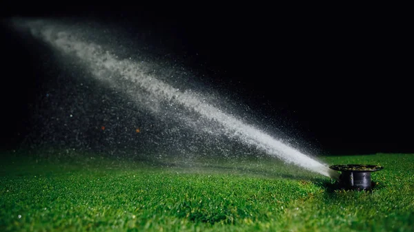 Automatische Gazon Sprinkler Sproeien Van Water Golfbaan Groen Gras Nacht — Stockfoto