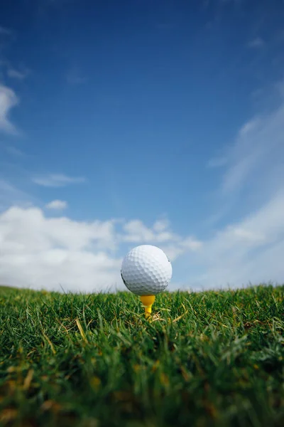 Golf Labda Tee Zöld Kék Háttér — Stock Fotó