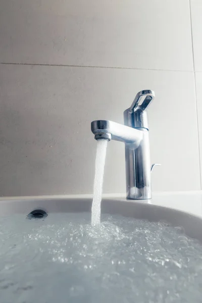 Kran Med Flödande Vatten Tvätta Handfat — Stockfoto