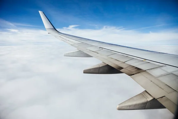 Vliegtuig Vleugel Tegen Wolken Blauwe Hemelachtergrond — Stockfoto