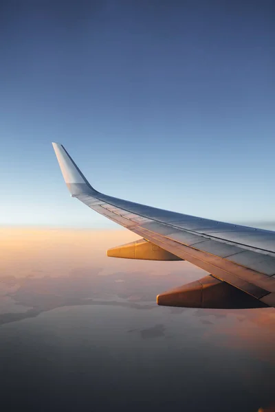 夕焼け空の背景に対して飛行機の翼 — ストック写真