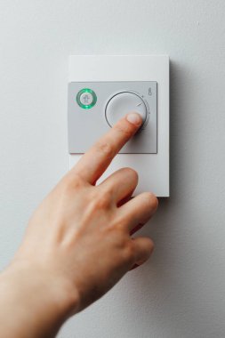 El dönüm topuzu termostat iklim kontrolü üzerinde