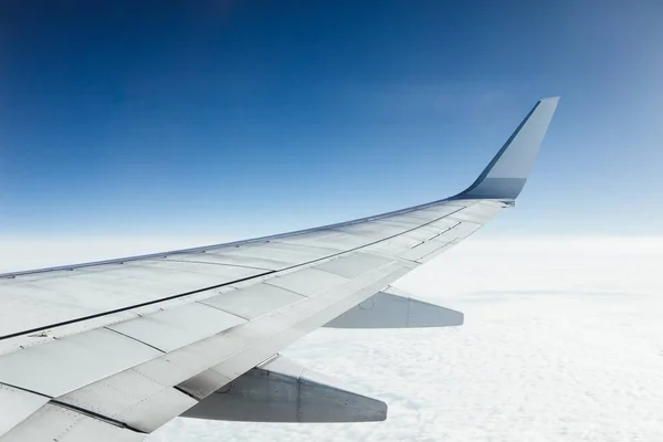 Vliegtuig Vleugel Tegen Wolken Blauwe Hemelachtergrond — Stockfoto