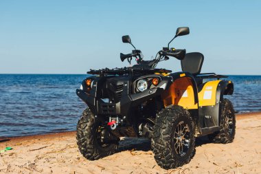 dört kiralama Atv, mavi deniz arka plan