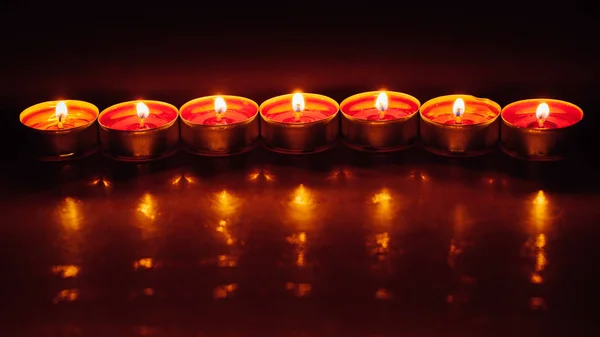 燃烧红 Tealight 蜡烛组 — 图库照片