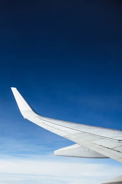 Vliegtuig Vleugel Wolken Blauwe Hemelachtergrond — Stockfoto