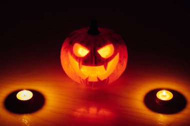 Jack-o-fener kabak mum yangın açık, Cadılar Bayramı renkli