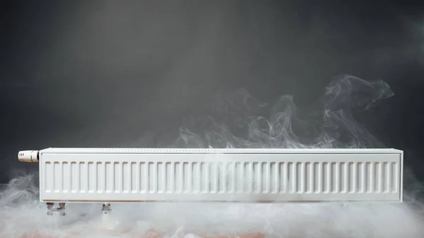 暖かい蒸気のラジエーターの暖房 — ストック写真