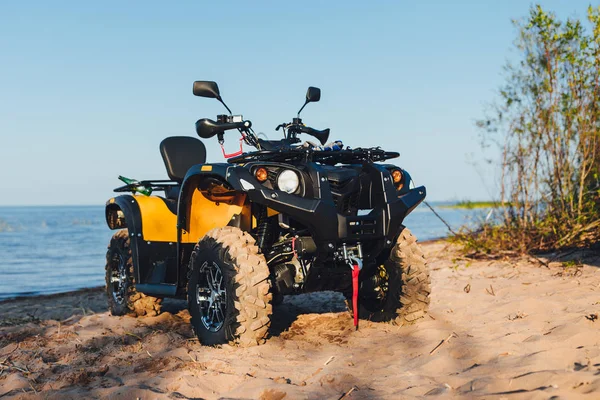 Quad Bike Atv Kék Tenger Háttér — Stock Fotó