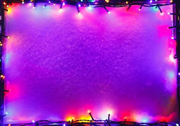 Weihnachtsbeleuchtung Rahmen Auf Schnee Hintergrund Lila Farbe — Stockfoto