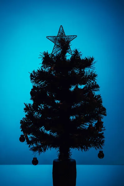 Silhouette Dell Albero Natale Sfondo Blu — Foto Stock