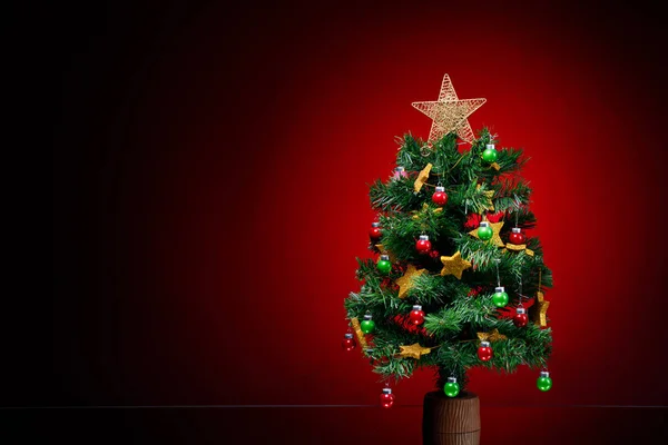 Festlicher Weihnachtsbaum Auf Rotem Hintergrund — Stockfoto