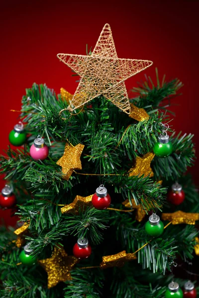 Árbol Navidad Festivo Sobre Fondo Rojo — Foto de Stock