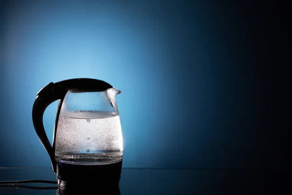 Электрический Стеклянный Чайник Синем Фоне — стоковое фото