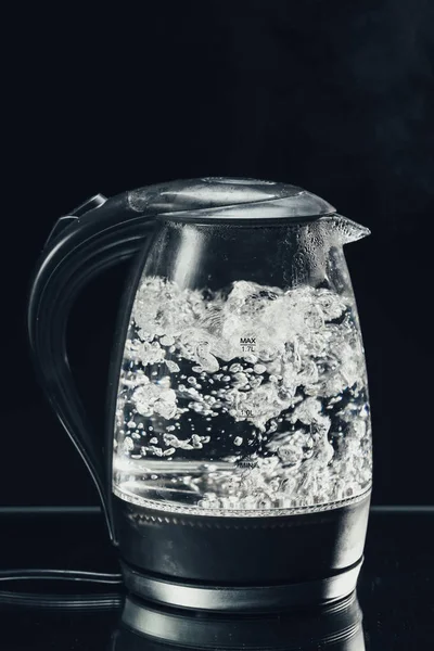 Электрический Стеклянный Чайник Черном Фоне — стоковое фото