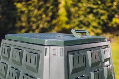 kompost bin yeşil çim ve yeşillik zemin üzerine