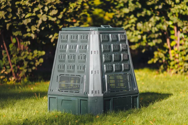 Kompostbehälter Auf Grünem Gras Und Laub Hintergrund — Stockfoto