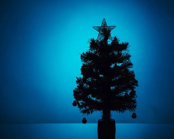 Silueta Árbol Navidad Sobre Fondo Azul — Foto de Stock