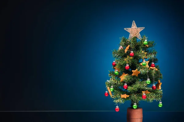 Árbol Navidad Festivo Sobre Fondo Azul —  Fotos de Stock