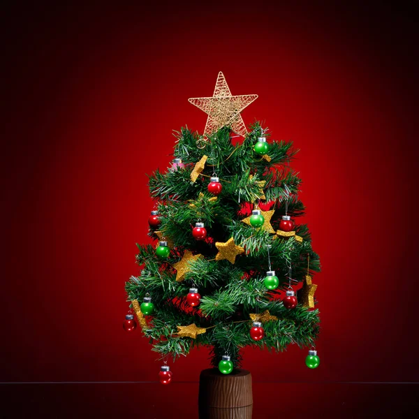 Festlicher Weihnachtsbaum Auf Rotem Hintergrund — Stockfoto