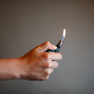 bir el tarafından tutuşabilme çakmak