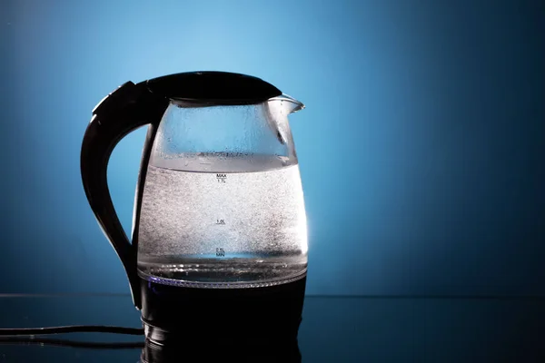 Bouilloire Électrique Verre Sur Fond Bleu — Photo