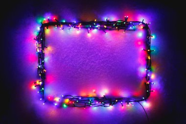 Noel ışıkları çerçeve kar arka plan, mor renk