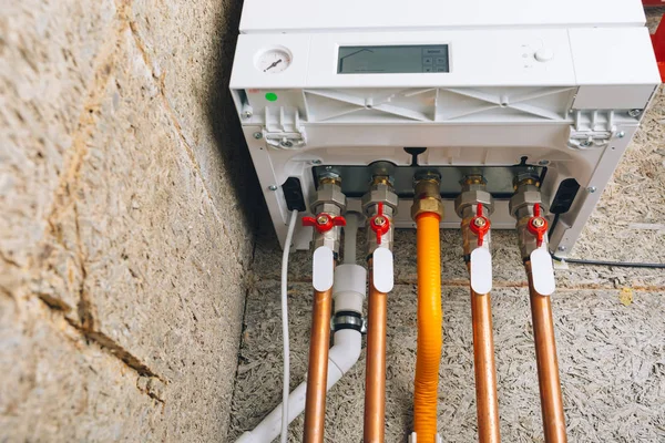 現代ガス ボイラー下部配管 独立した暖房システム — ストック写真