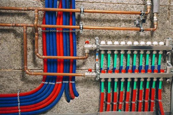 带地板下供暖系统管道的歧管集热器 — 图库照片