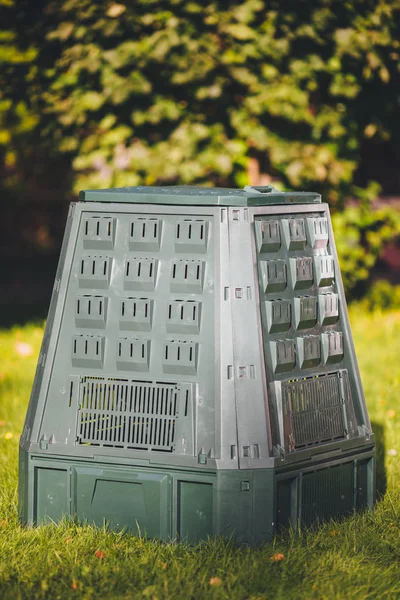 Kompostbehållaren Grönt Gräs Och Blad Bakgrund — Stockfoto