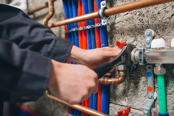 Manos Fontanero Trabajando Sala Calderas — Foto de Stock