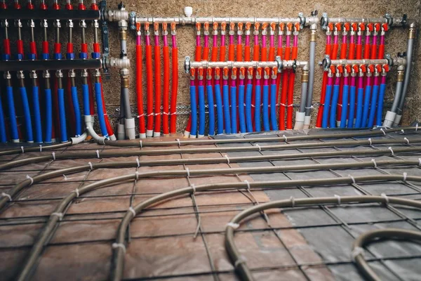 地板下供暖系统的管道收集器 — 图库照片