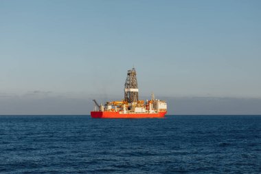 Açık denizde offshore petrol ve gaz drillship