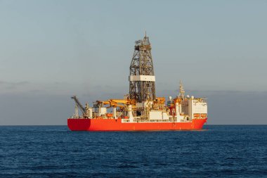 Açık denizde offshore petrol ve gaz drillship