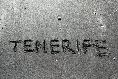 Tenerife metin başlık volkanik beach siyah kum üzerinde